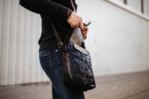 STRIPES axelväska i Läder