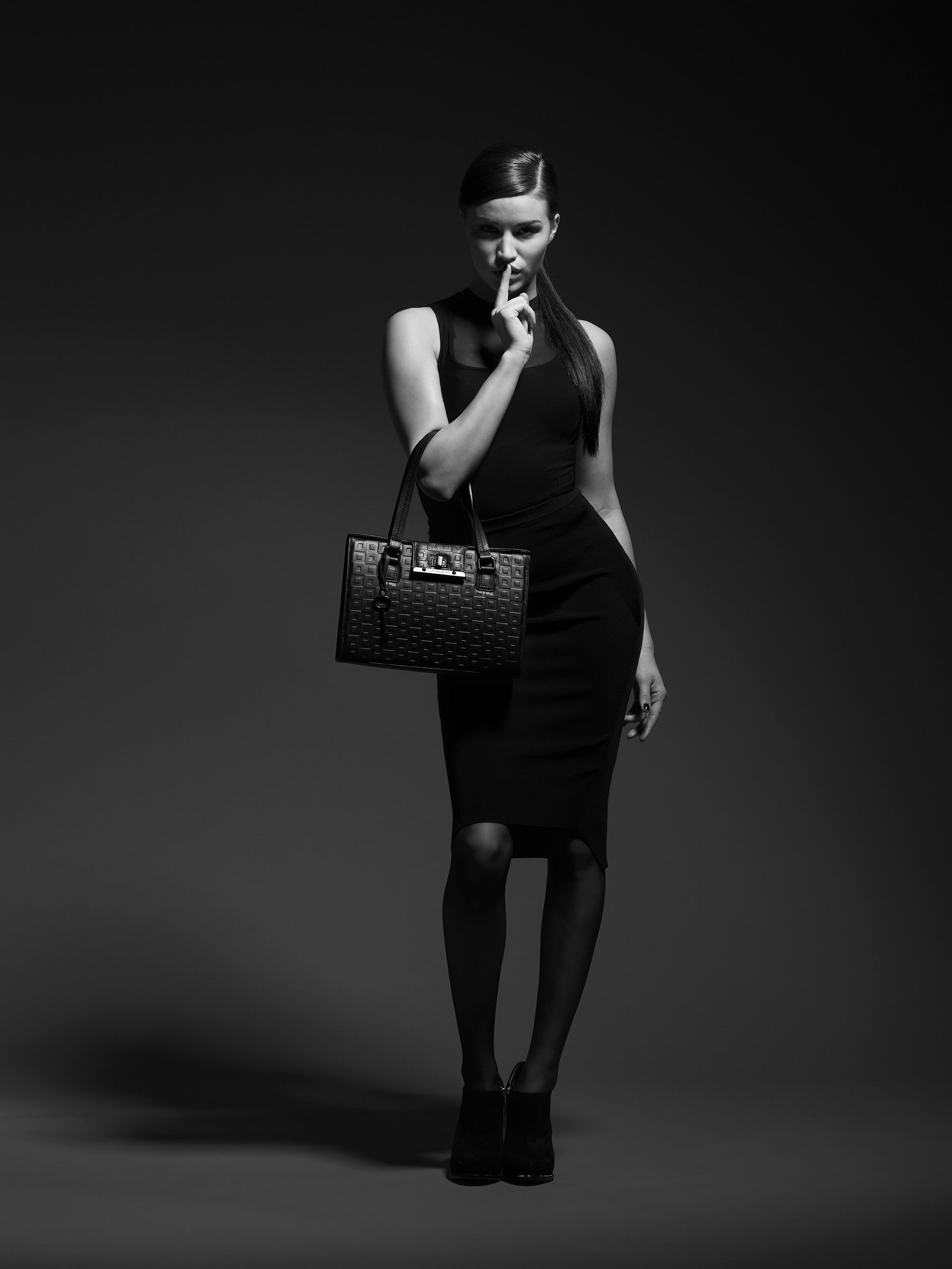 Modell som bär en handväska från Ulrika design