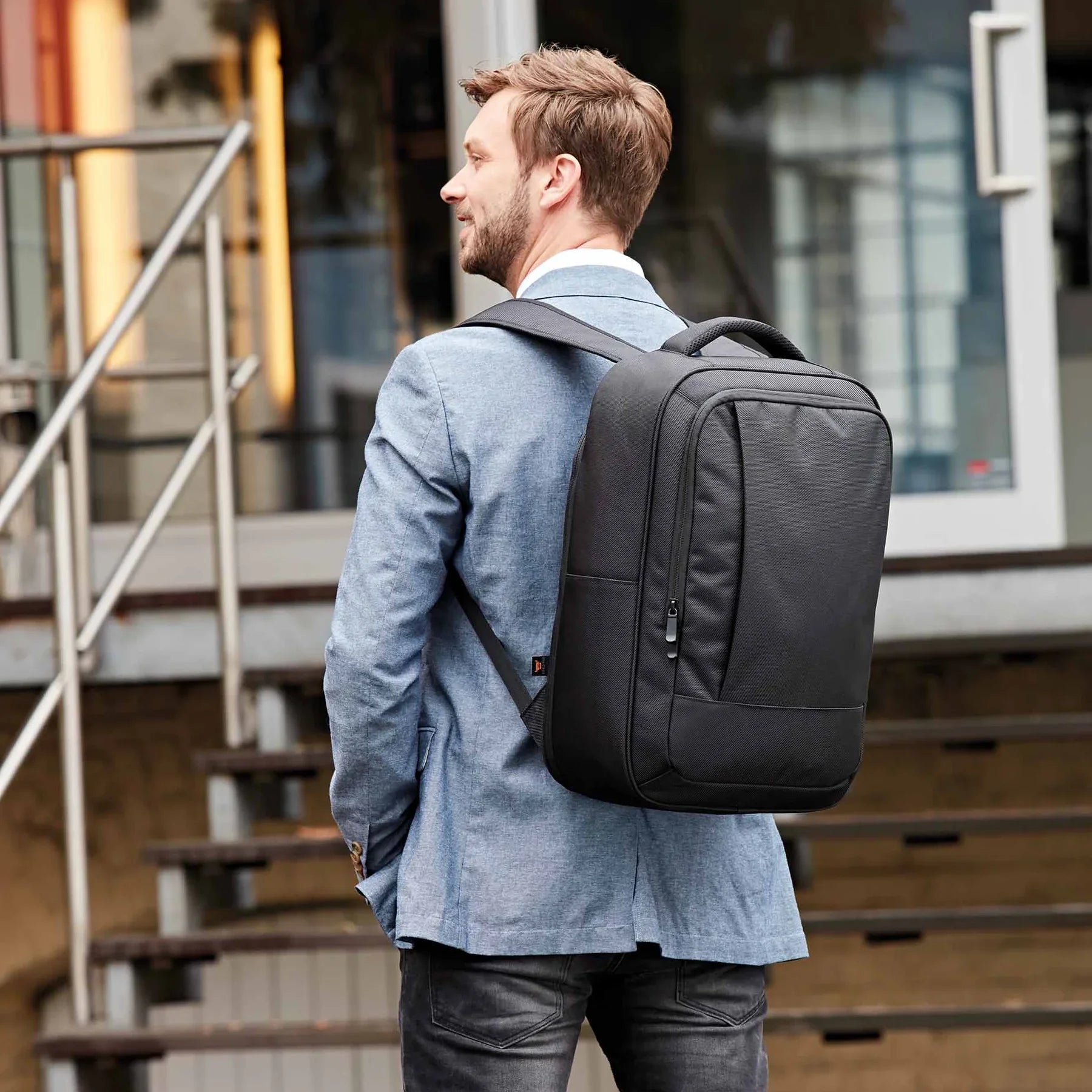 Business-ryggsäck buren på ryggen i stadsmiljö – säker ryggsäck för arbete och pendling
