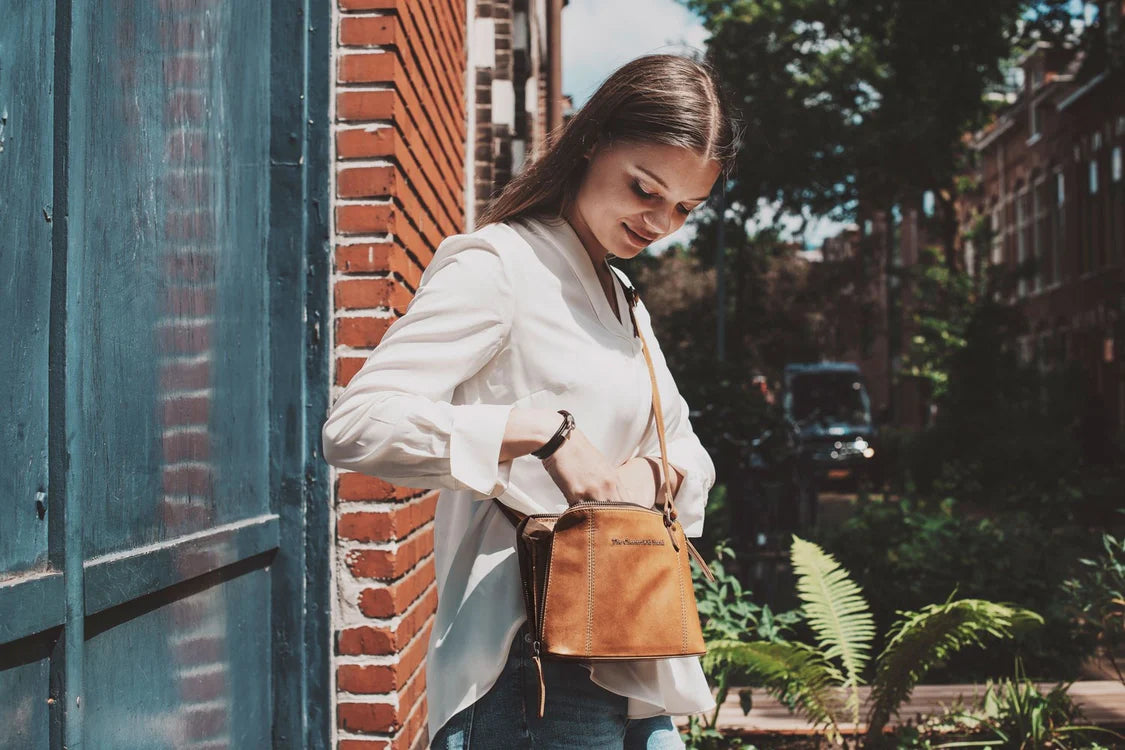 Modern handväska i Vax Pull Up Skinn