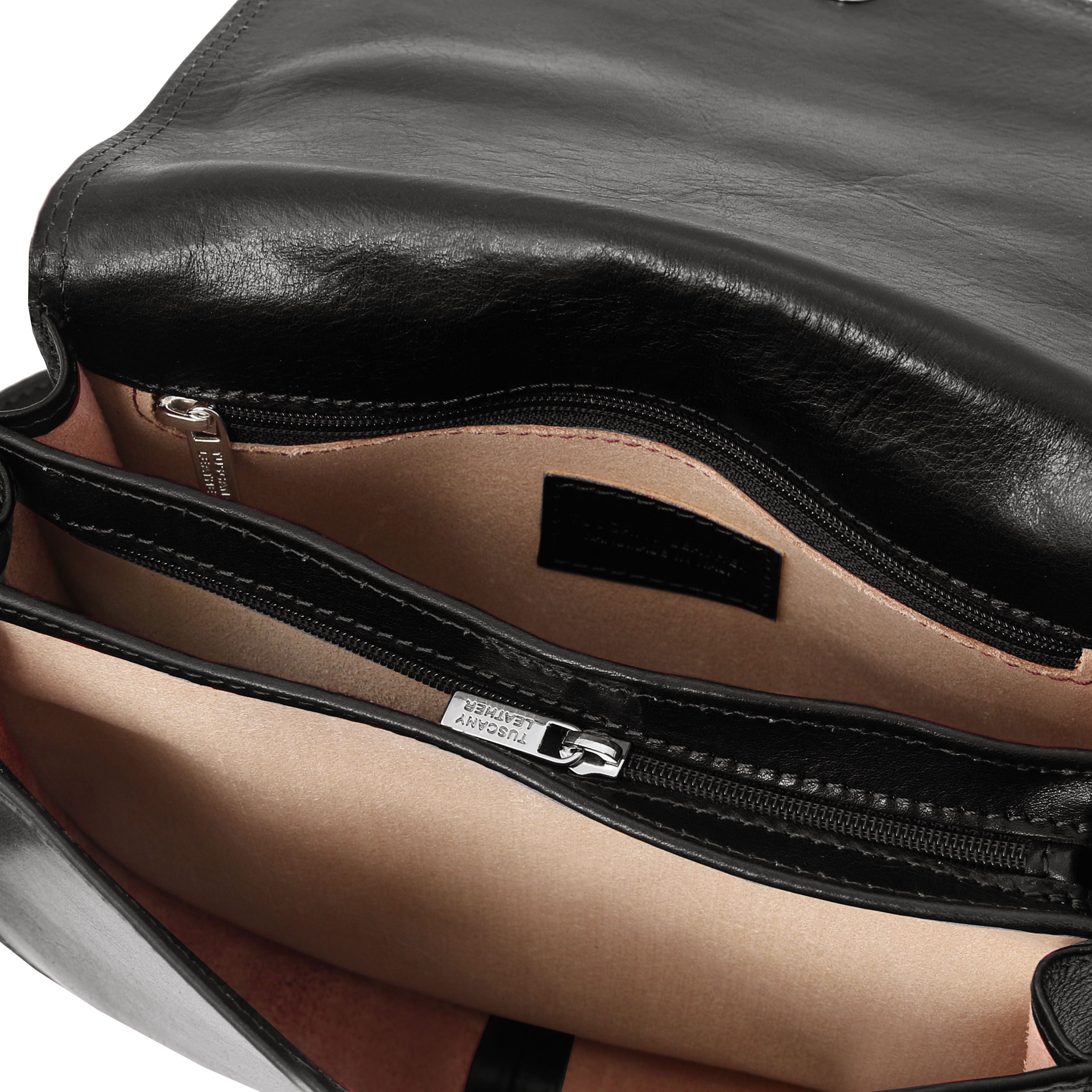 Isabella handväska i svart – innerfack med dragkedja