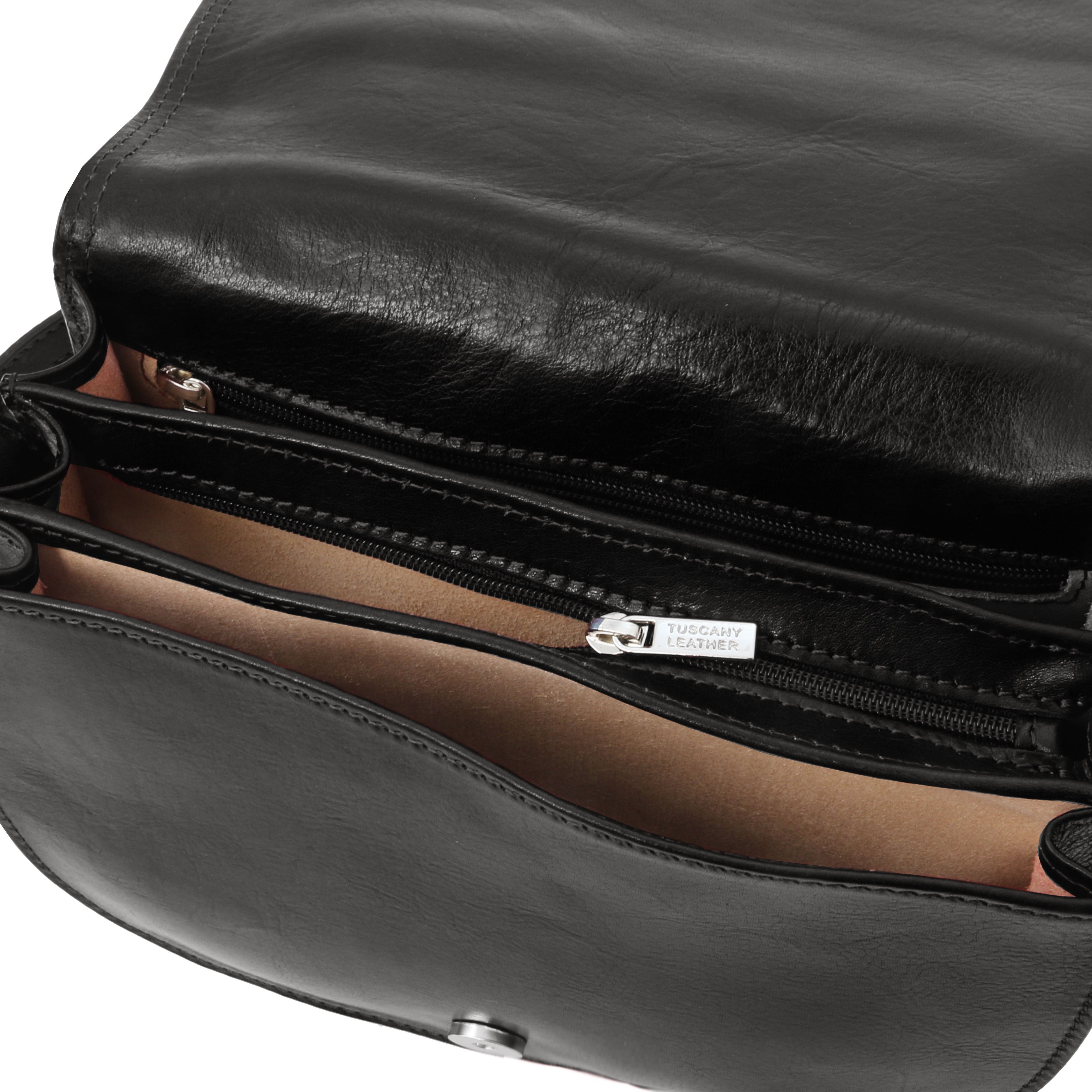 Isabella handväska i svart – öppnad med flera fack