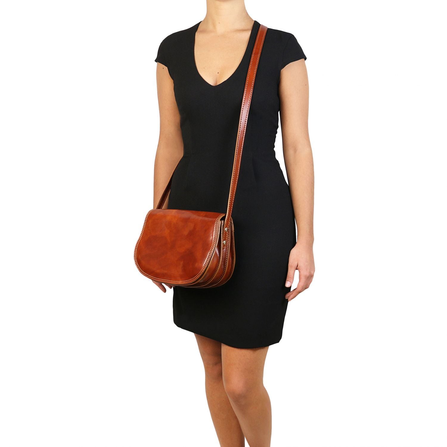 modell med brun handväska